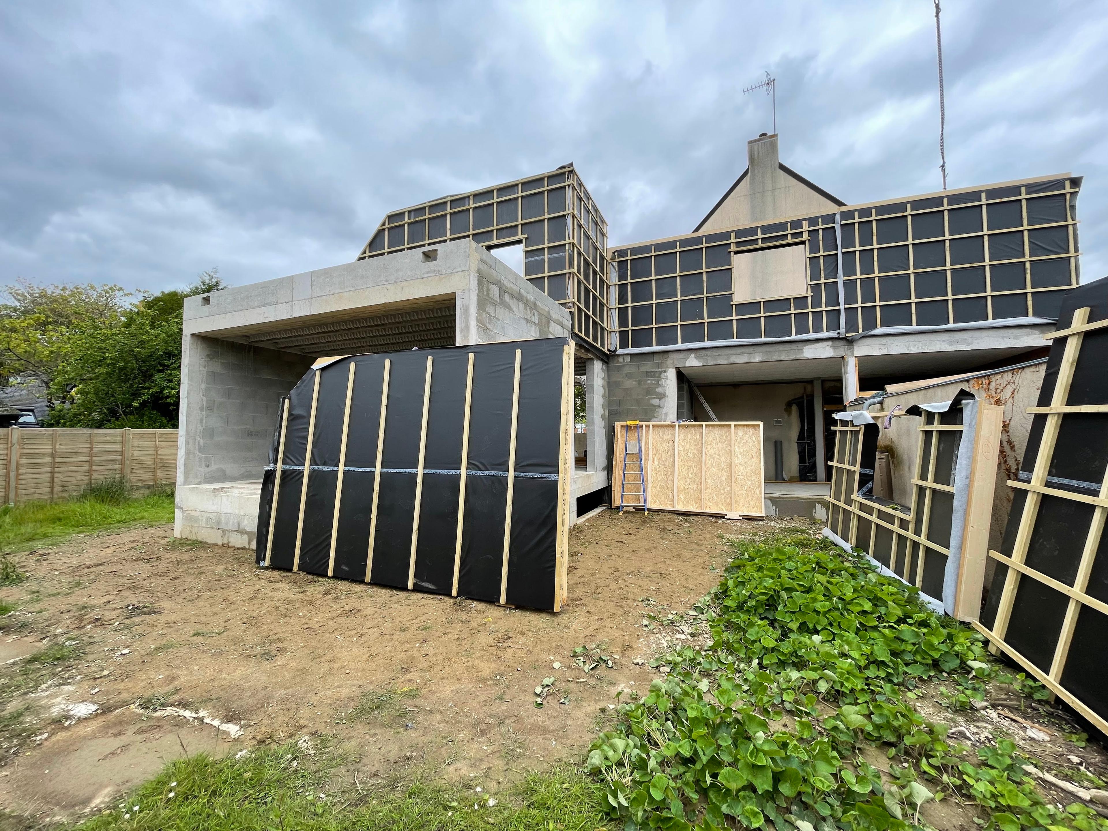 Chantier en cours : Livraison et pose des murs en ossature bois.