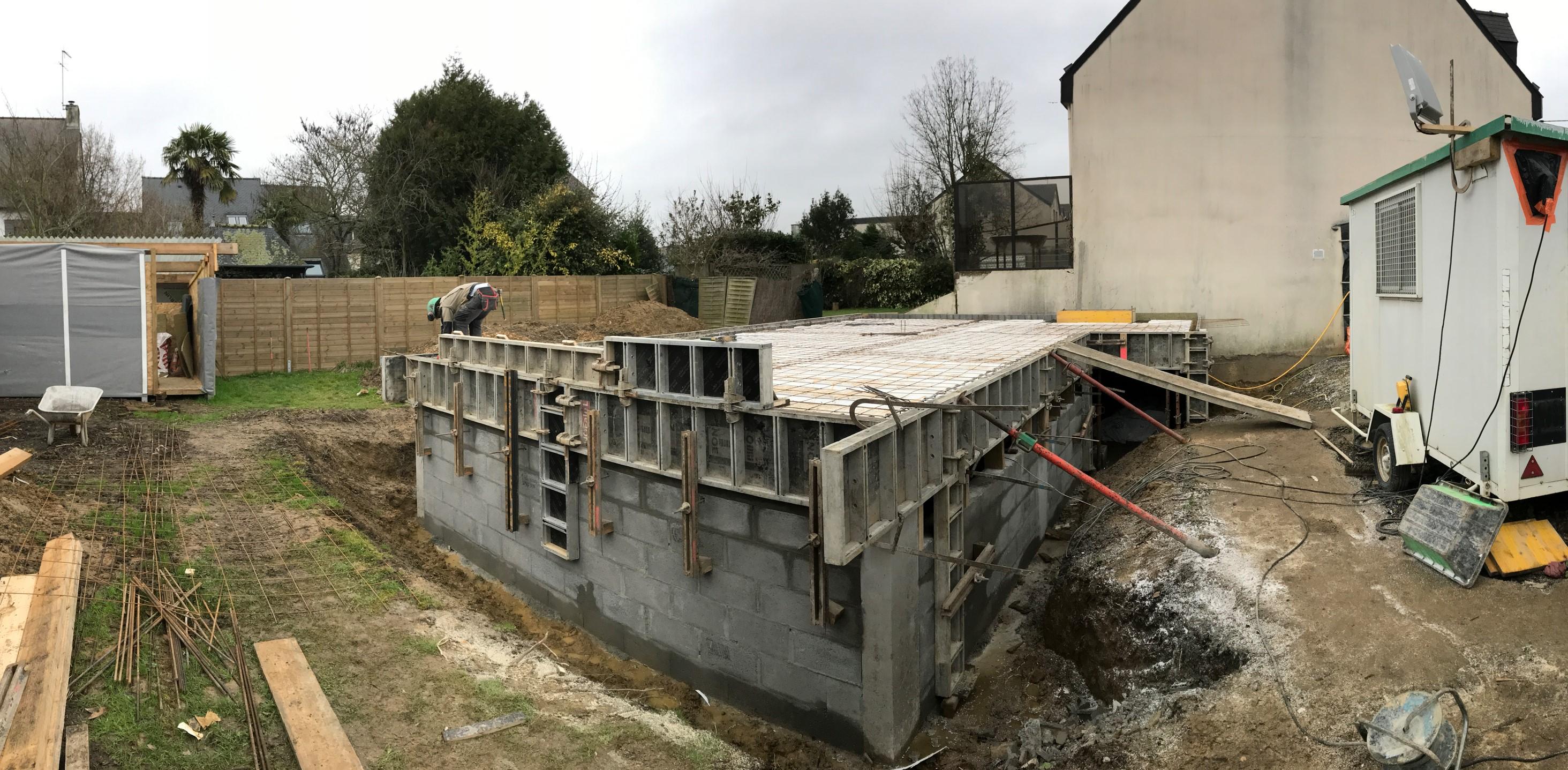 Chantier en cours : Fondations, infrastructure, pilotis et plancher en béton armé.