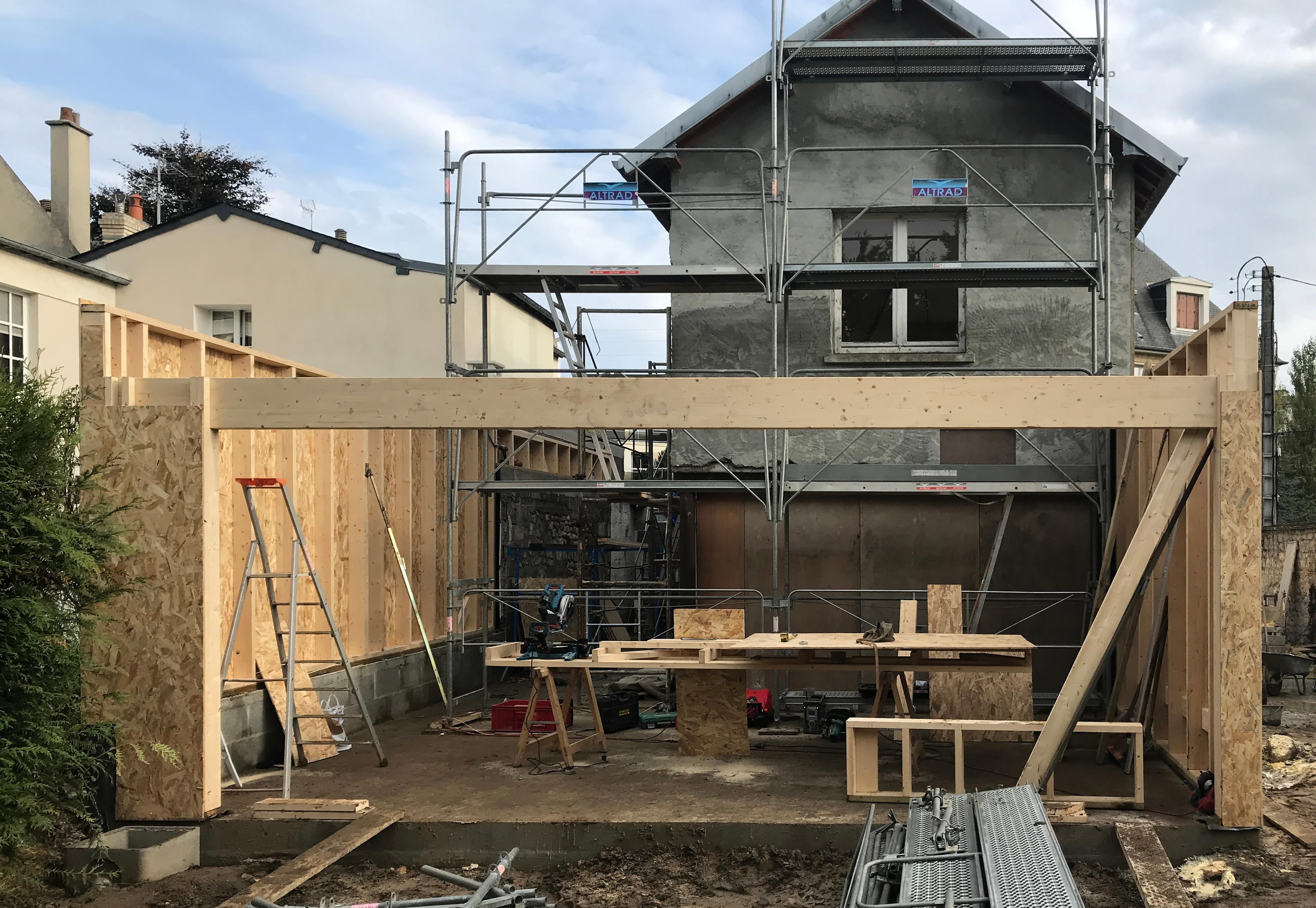 Chantier en cours : Infrastructure et plancher en béton armé & murs en ossature bois.